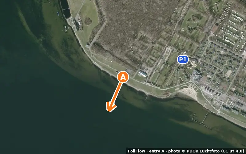Luchtfoto van instappunt A bij Ruiterplaat Surfstrand: de pijl wijst het water op, P = parkeerplaatsen