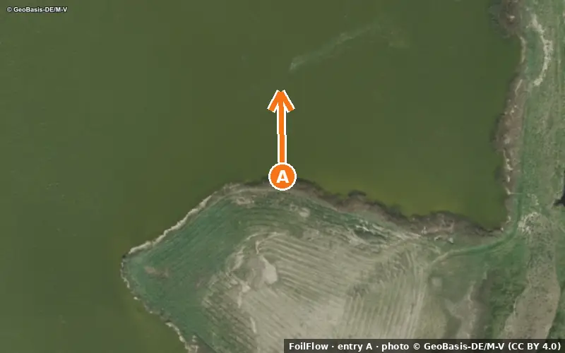 Aerial photo of entry A at Saal (Saaler Bodden): the arrow points onto the water, P = car parks