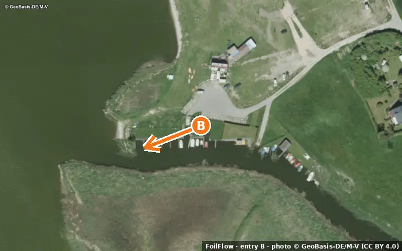 Aerial photo of entry B at Saal (Saaler Bodden): the arrow points onto the water, P = car parks