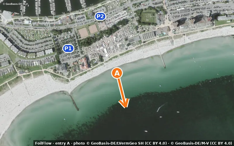 Luftbild von Einstieg A am Spot Sahrensdorf (Mecklenburger Bucht): der Pfeil zeigt aufs Wasser, P = Parkplätze