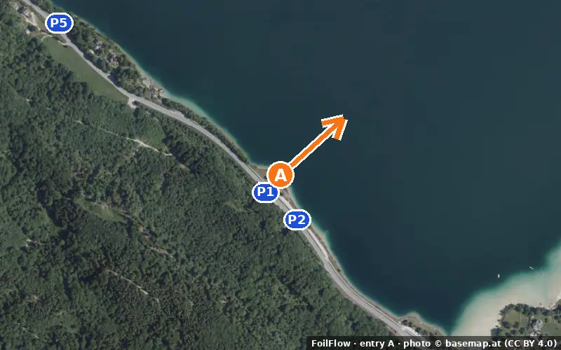 Aerial photo of entry A at Sankt Gilgen (Wolfgangsee): the arrow points onto the water, P = car parks