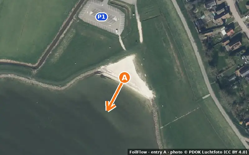 Aerial photo of entry A at Schellinkhout: the arrow points onto the water, P = car parks