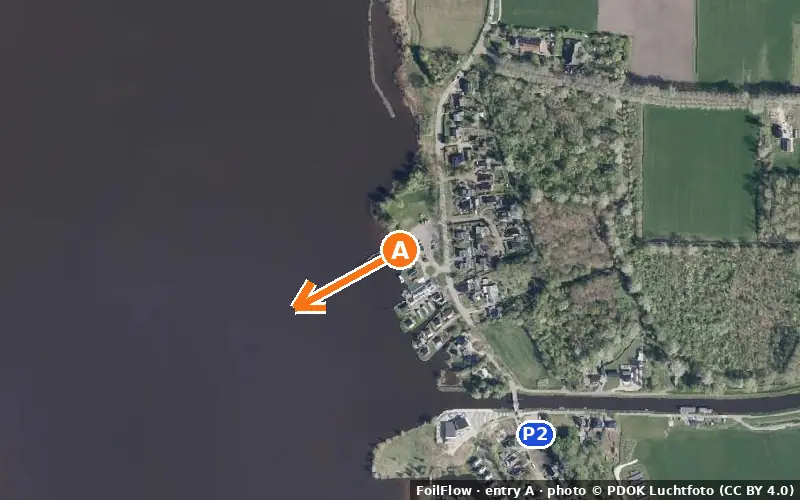Aerial photo of entry A at Schildmeer (2): the arrow points onto the water, P = car parks