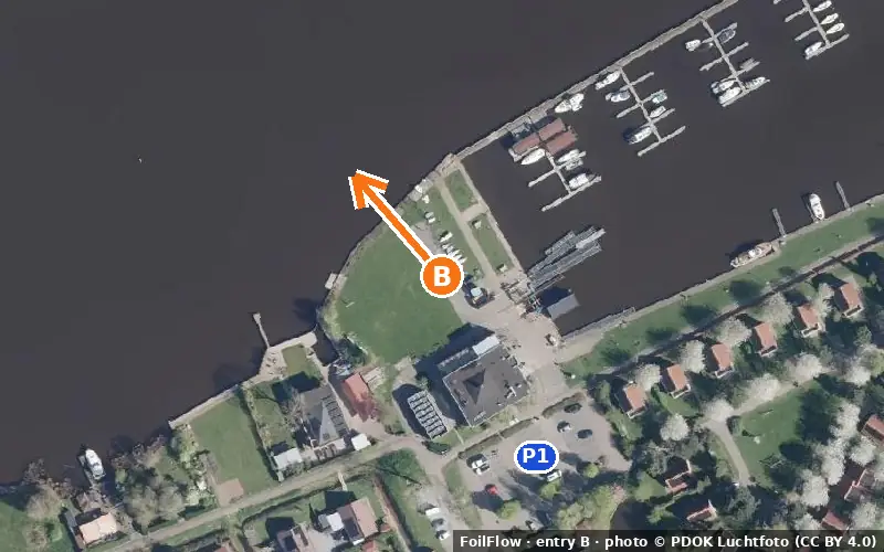 Aerial photo of entry B at Schildmeer (2): the arrow points onto the water, P = car parks