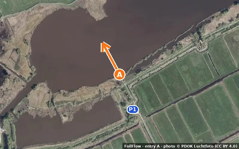 Aerial photo of entry A at Schildmeer: the arrow points onto the water, P = car parks