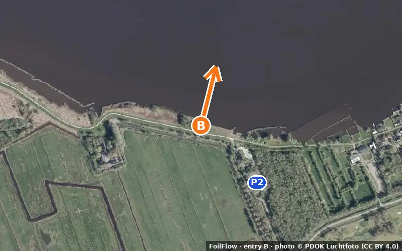 Aerial photo of entry B at Schildmeer: the arrow points onto the water, P = car parks