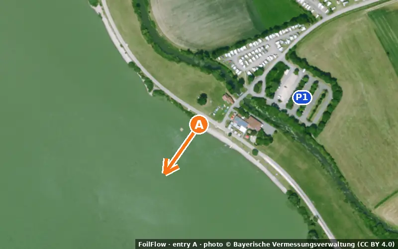 Luftbild von Einstieg A am Spot Schlungenhof (Altmühlsee): der Pfeil zeigt aufs Wasser, P = Parkplätze