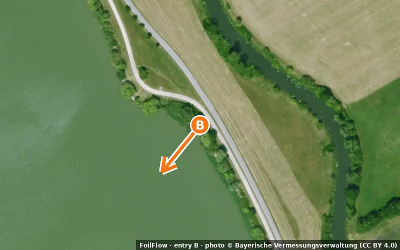 Luftbild von Einstieg B am Spot Schlungenhof (Altmühlsee): der Pfeil zeigt aufs Wasser, P = Parkplätze