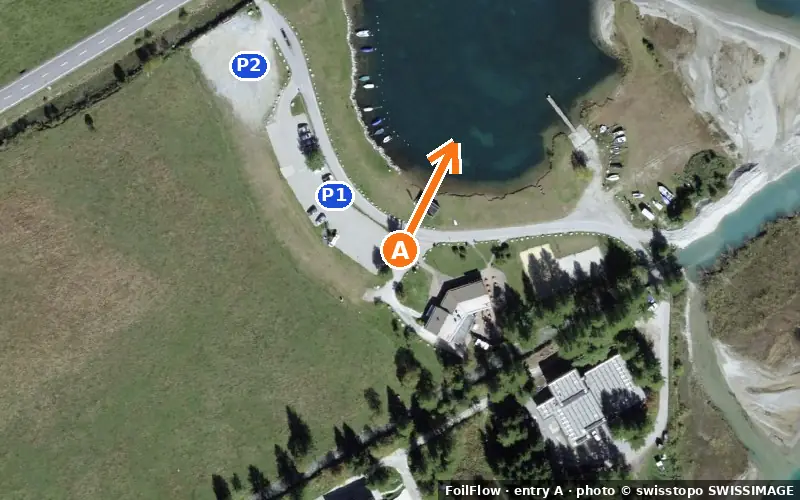 Luftbild von Einstieg A am Spot Sils (Silvaplanersee): der Pfeil zeigt aufs Wasser, P = Parkplätze