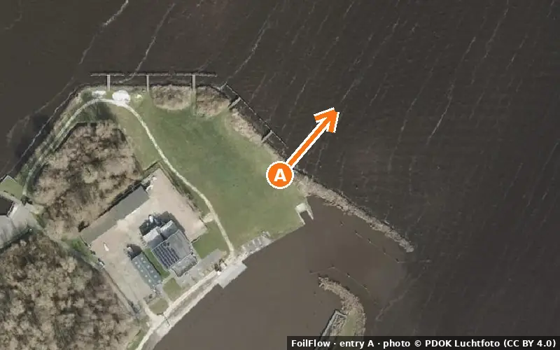 Aerial photo of entry A at Sneekermeer: the arrow points onto the water, P = car parks