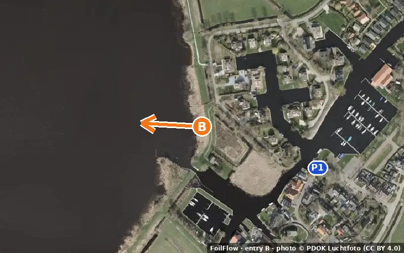 Aerial photo of entry B at Sneekermeer: the arrow points onto the water, P = car parks