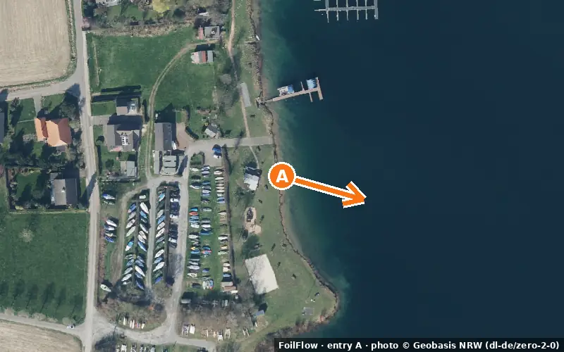 Aerial photo of entry A at St. Hubert (Königshüttesee): the arrow points onto the water, P = car parks