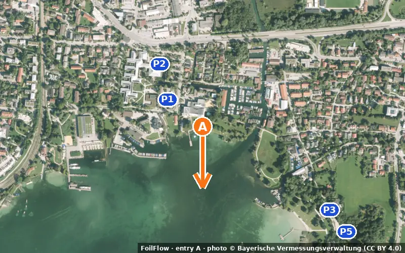 Luftbild von Einstieg A am Spot Starnberg / Almeidaweg / Seepromenade (Starnberger See): der Pfeil zeigt aufs Wasser, P = Parkplätze