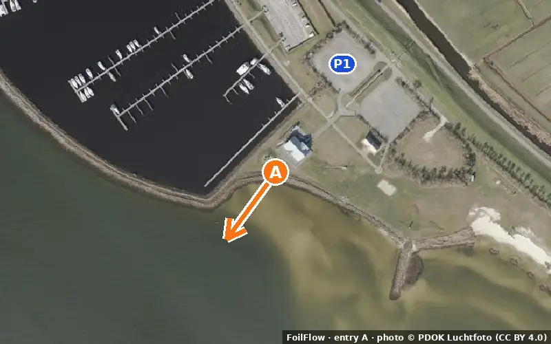 Aerial photo of entry A at Stavoren (IJsselmeer): the arrow points onto the water, P = car parks