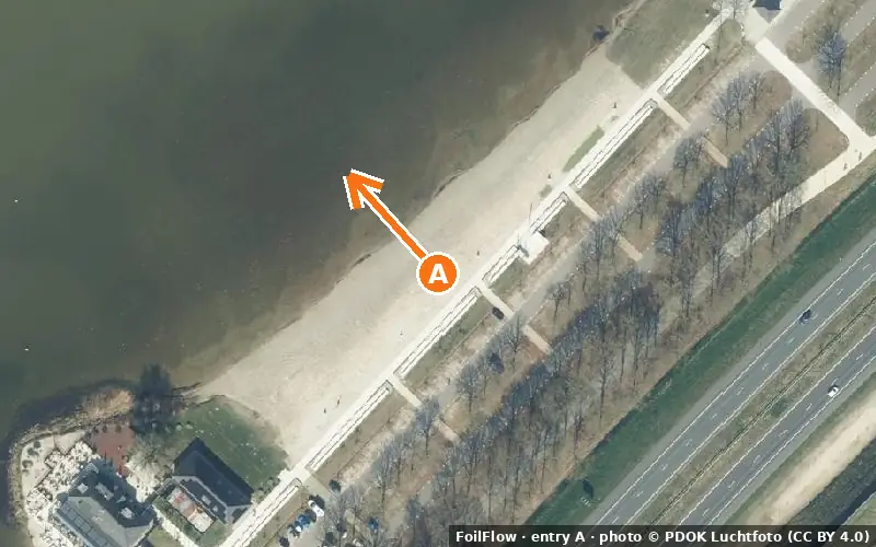 Aerial photo of entry A at Strand Horst: the arrow points onto the water, P = car parks
