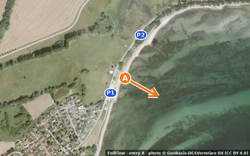 Aerial photo of entry A at Strande (Kieler Förde): the arrow points onto the water, P = car parks