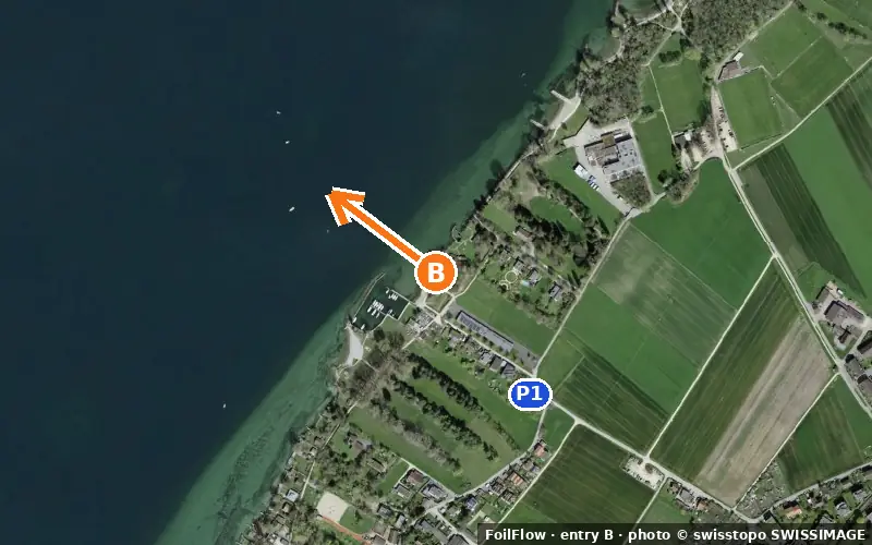 Aerial photo of entry B at Sutz-Lattrigen (Bielersee): the arrow points onto the water, P = car parks