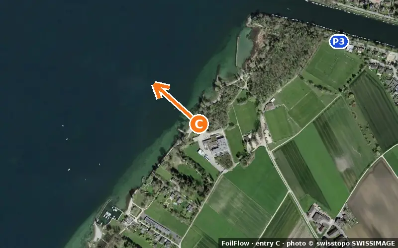 Aerial photo of entry C at Sutz-Lattrigen (Bielersee): the arrow points onto the water, P = car parks