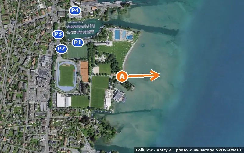 Luftbild von Einstieg A am Spot Thun (Thunersee): der Pfeil zeigt aufs Wasser, P = Parkplätze