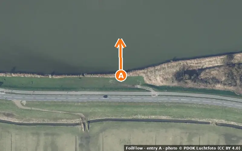 Aerial photo of entry A at Uitdam (Gouwzee): the arrow points onto the water, P = car parks