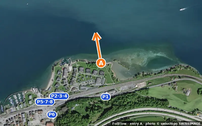 Luftbild von Einstieg A am Spot Unterterzen (Walensee): der Pfeil zeigt aufs Wasser, P = Parkplätze