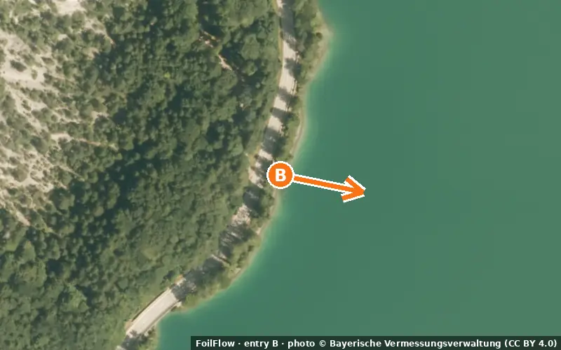Aerial photo of entry B at Urfeld (Walchensee): the arrow points onto the water, P = car parks