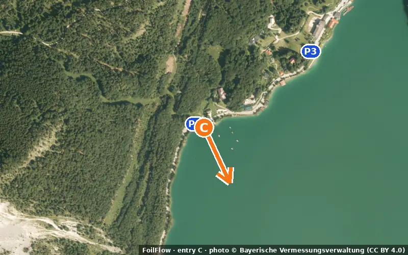 Aerial photo of entry C at Urfeld (Walchensee): the arrow points onto the water, P = car parks