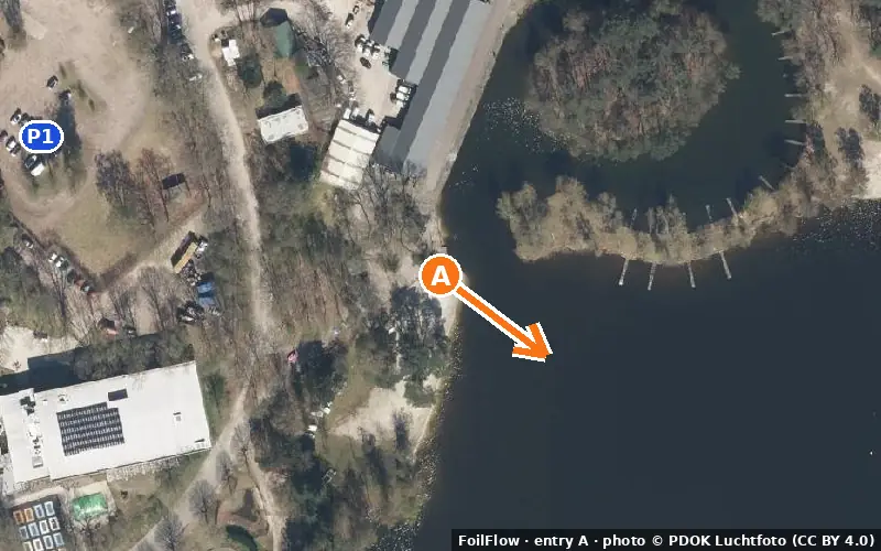 Aerial photo of entry A at Victoriameer: the arrow points onto the water, P = car parks
