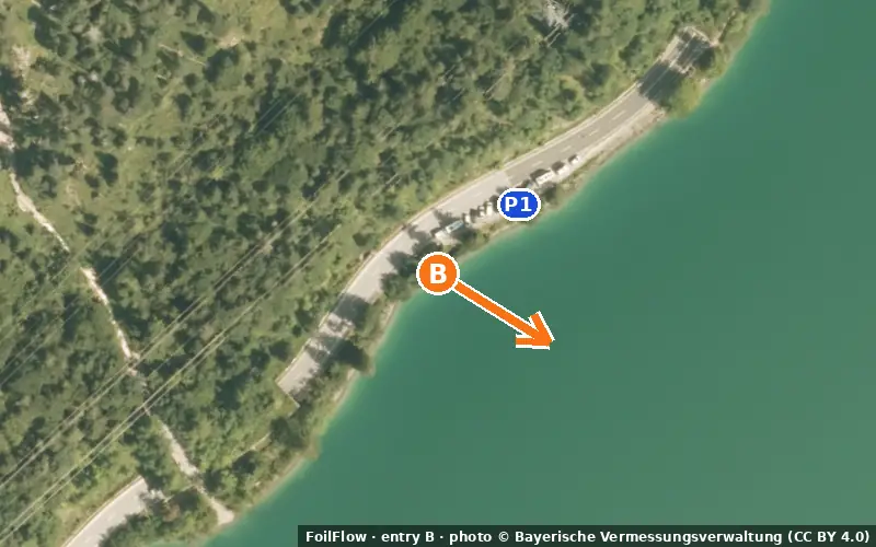 Aerial photo of entry B at Walchensee: the arrow points onto the water, P = car parks