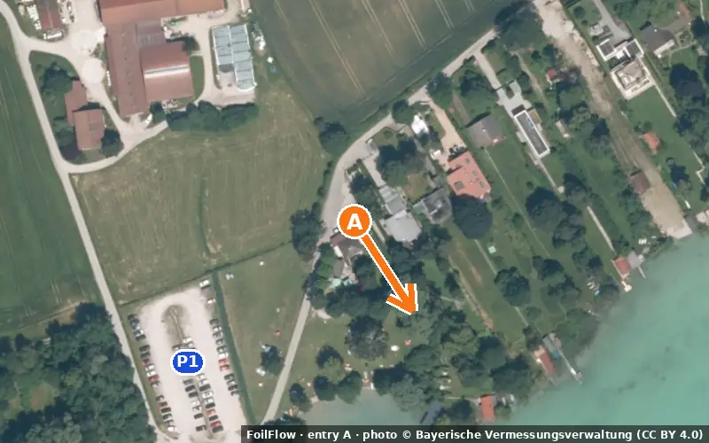 Aerial photo of entry A at Walchstadt (Wörthsee): the arrow points onto the water, P = car parks