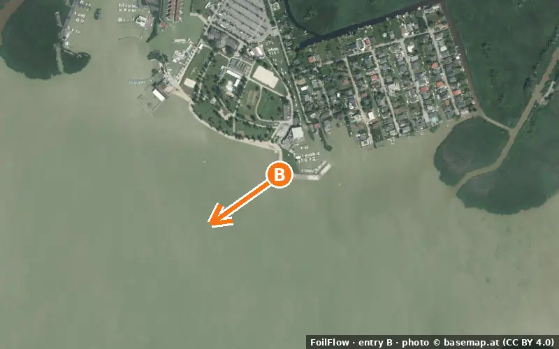 Luftbild von Einstieg B am Spot Weiden am See (Neusiedler See): der Pfeil zeigt aufs Wasser, P = Parkplätze