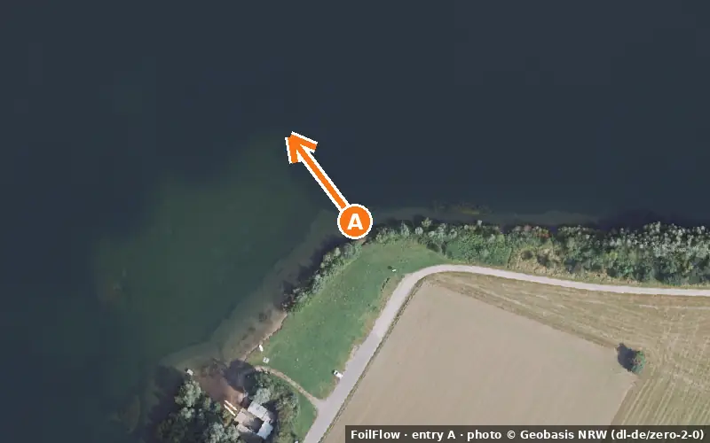 Aerial photo of entry A at Wesel (Auesee): the arrow points onto the water, P = car parks