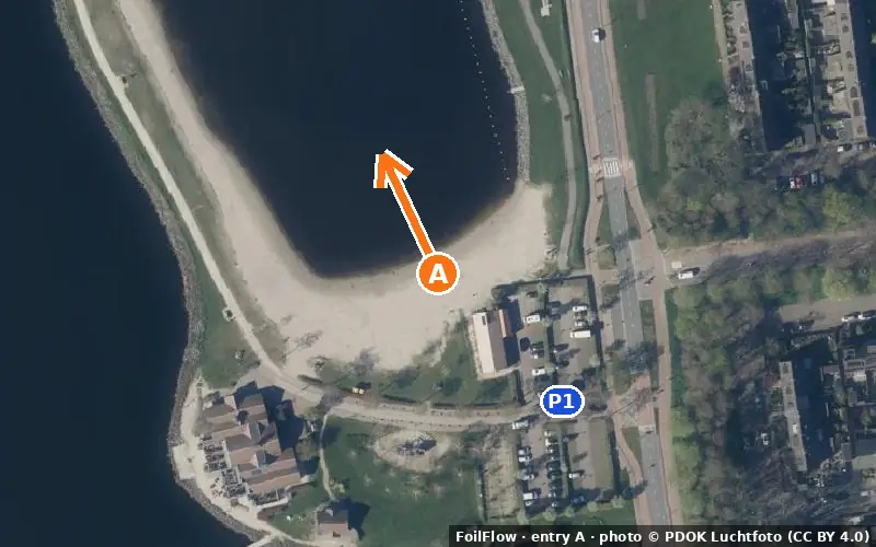 Aerial photo of entry A at Westeinderplassen (Aalsmeer): the arrow points onto the water, P = car parks