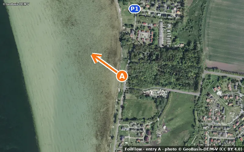 Luftbild von Einstieg A am Spot Wiek (Wieker Bodden): der Pfeil zeigt aufs Wasser, P = Parkplätze