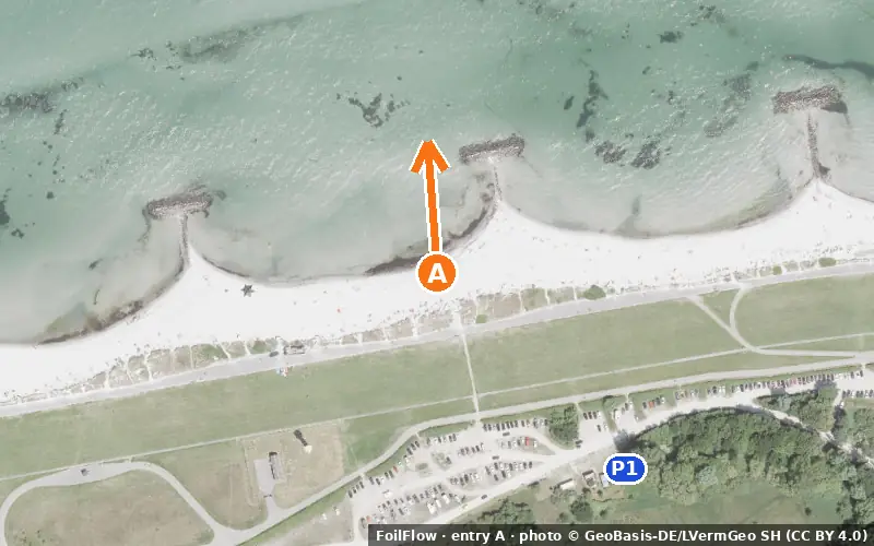 Luftbild von Einstieg A am Spot Wisch (Ostsee): der Pfeil zeigt aufs Wasser, P = Parkplätze