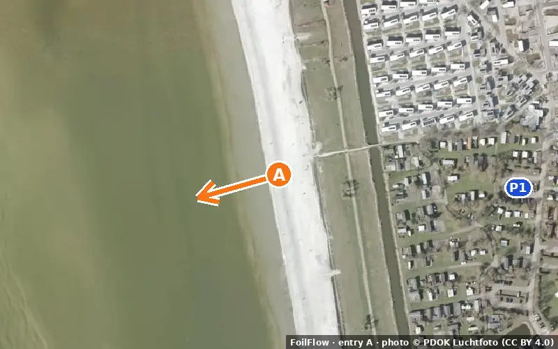 Luchtfoto van instappunt A bij Workum: de pijl wijst het water op, P = parkeerplaatsen