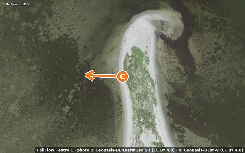 Aerial photo of entry C at Wulfen (Burger See): the arrow points onto the water, P = car parks