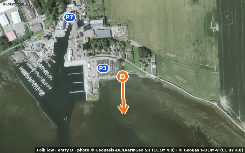 Aerial photo of entry D at Wulfen (Burger See): the arrow points onto the water, P = car parks