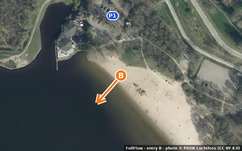Aerial photo of entry B at Zoetermeerse Plas: the arrow points onto the water, P = car parks
