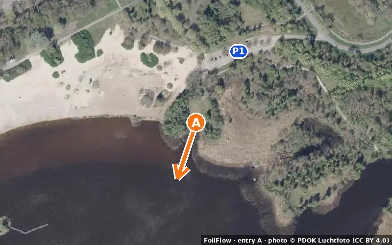 Aerial photo of entry A at Zuidlaardermeer: the arrow points onto the water, P = car parks