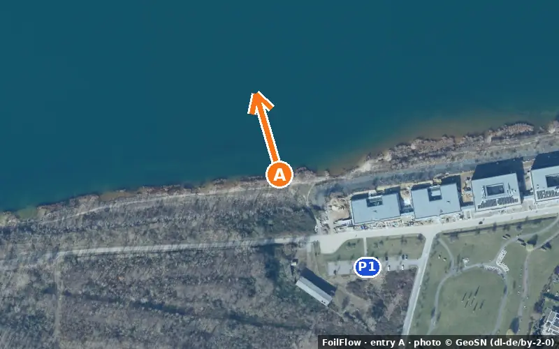 Luftbild von Einstieg A am Spot Zwenkau (Zwenkauer See): der Pfeil zeigt aufs Wasser, P = Parkplätze